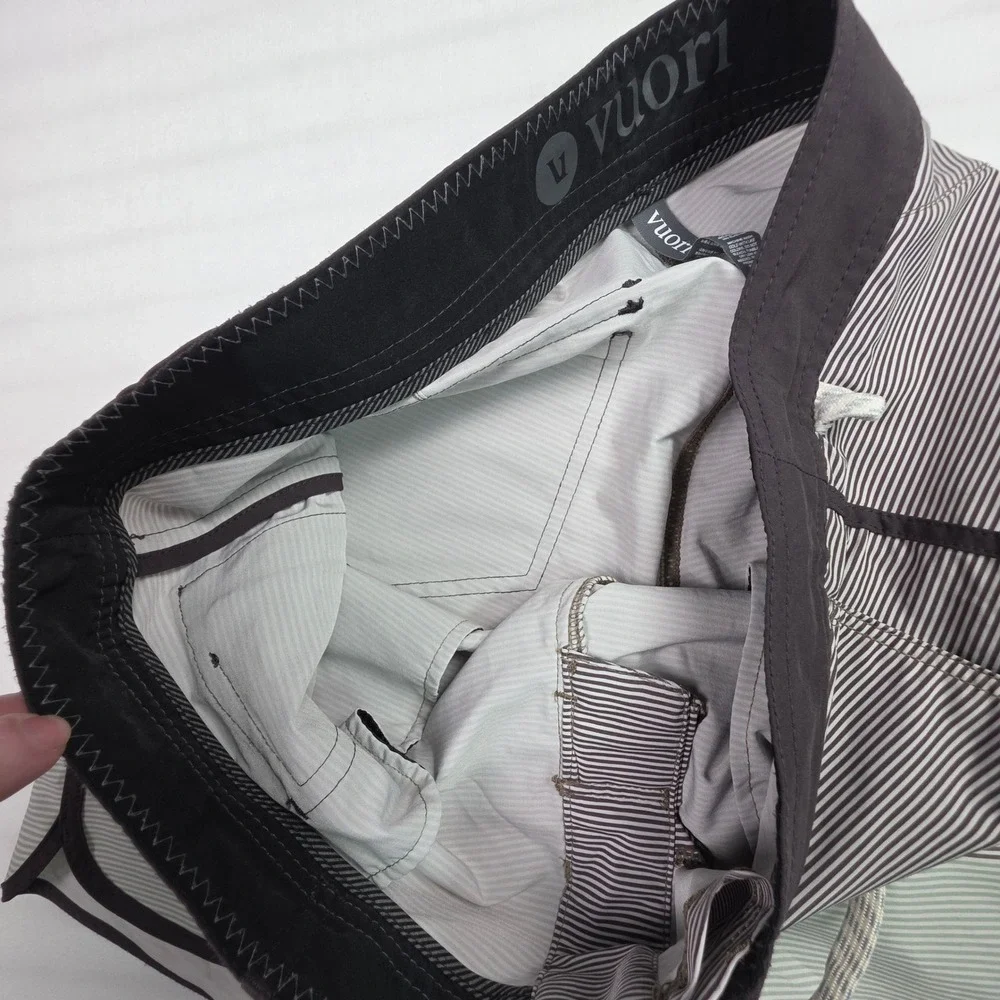 Vuori Cruise Boardshorts Mens 30 Grey Stripe V314 Recycled Stretch Swim Trunks